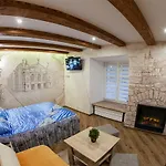 сучасна на площі ринок 3 після ремонту у місті львові самий центер Lviv