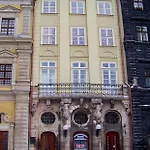 сучасна на площі ринок 3 після ремонту у місті львові самий центер *