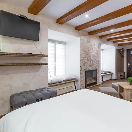 Apartment сучасна на площі ринок 3 після ремонту у місті львові самий центер Lviv