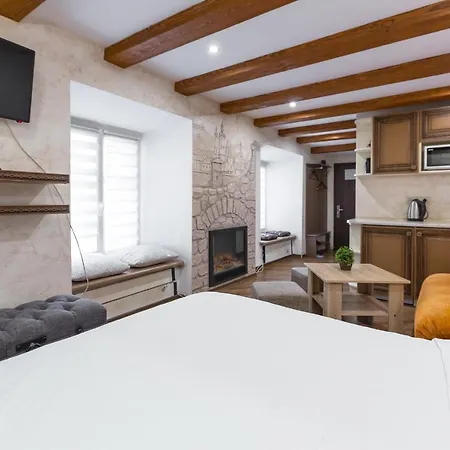 сучасна на площі ринок 3 після ремонту у місті львові самий центер * Lviv