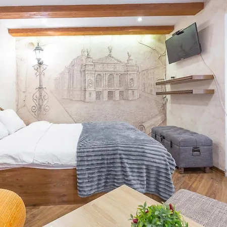 сучасна на площі ринок 3 після ремонту у місті львові самий центер Apartment *