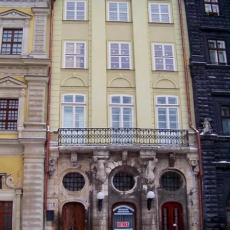 сучасна на площі ринок 3 після ремонту у місті львові самий центер *