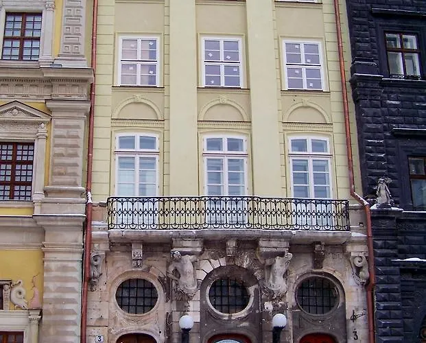 сучасна на площі ринок 3 після ремонту у місті львові самий центер *